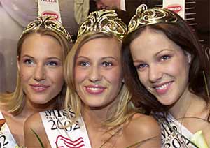 Tři nejkrásnější dívky ČR roku 2002: vítězka Kateřina Průšová (uprostřed), první vicemiss Kateřina Smržová (vlevo),druhá vicemiss Radka Kocurová (vpravo).